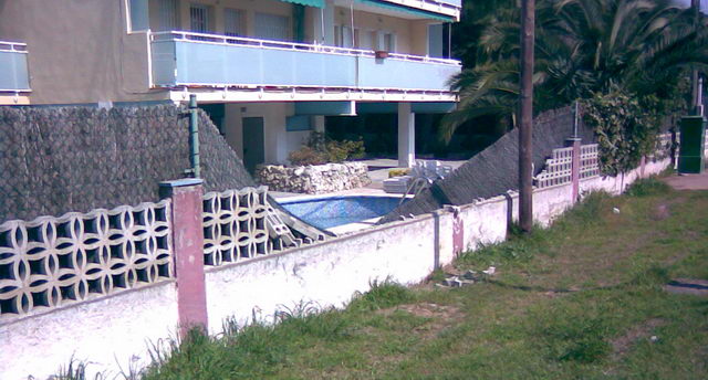 Valla de una comunidad de vecinos del camino de la pineda de Gavà Mar cada por el fuerte temporal de viento del 24 de Enero de 2009
